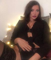 g0rgeous_laur4, Poplar, London